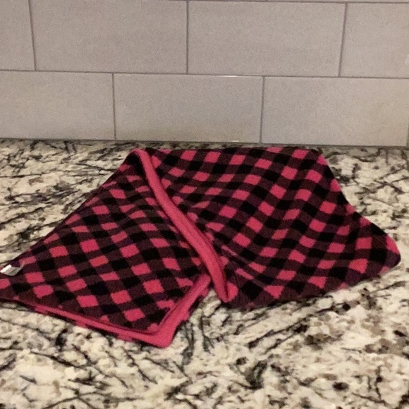 Pink and Black Cozy scarf, reversible, good condition. (Like wearing a b… - Picture 2 of 8